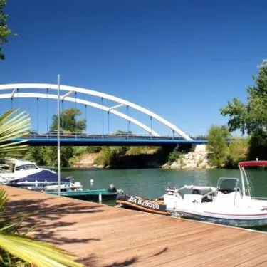 Bateau amarré au quai près d'un pont enjambant une rivière