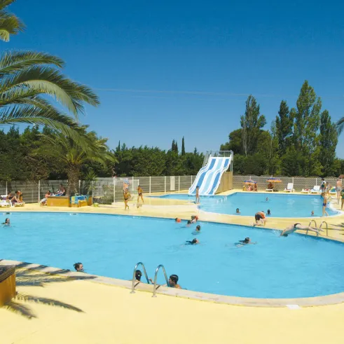 Piscine avec toboggan à l’eau au Camping L’Europe