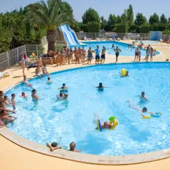 Camping L'Europe : piscine avec toboggan et enfants nageant