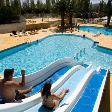 Camping L'Europe : couple sur toboggan aquatique dans la piscine