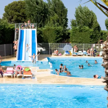 Camping L'Europe avec toboggan aquatique et piscine animée