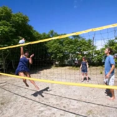 Camping La Côte Sauvage : jeu de volley-ball en plein air