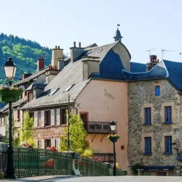 Vue de la ville historique avec des maisons en pierre et un pont, Camping La Boissière