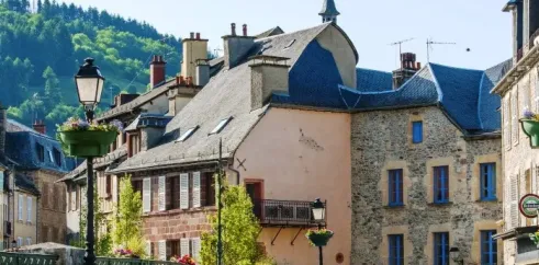 Vue de la ville historique avec des maisons en pierre et un pont, Camping La Boissière