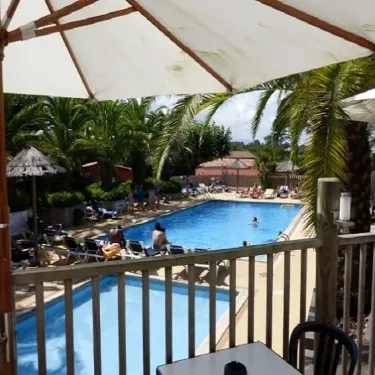 Piscine avec chaises longues et parasols au Camping Bela Basque