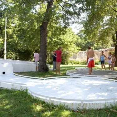 Enfants jouant autour d'une piscine en plein air
