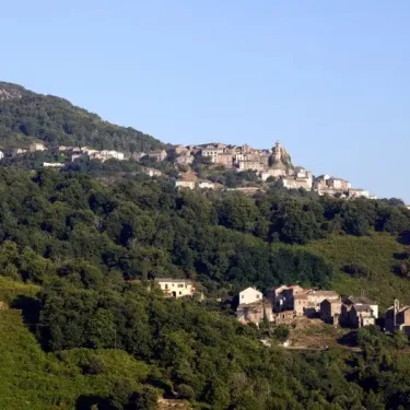 Village perché sur une colline verdoyante