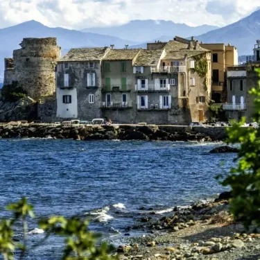 Vue sur un village côtier avec mur de pierre et mer