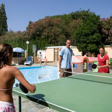 Jeux de ping-pong au bord de la piscine à Camping Domaine d'Anghione