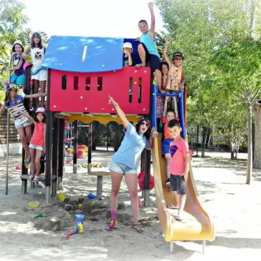 Enfants joyeux sur un parc de loisirs au Camping Le Soleil Bleu