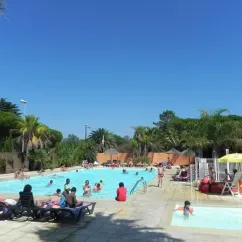 Piscine avec des enfants et adultes au Camping Le Soleil Bleu