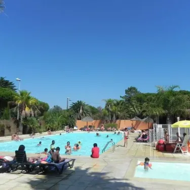 Piscine avec des enfants et adultes au Camping Le Soleil Bleu