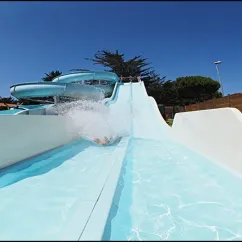 Personne glissant sur une slide aquatique au Camping Le Soleil Bleu