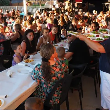 Crowd dining together at Camping Le Soleil Bleu