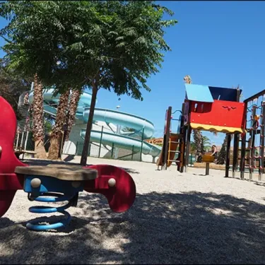 Parc d'attractions pour enfants au Camping Le Soleil Bleu