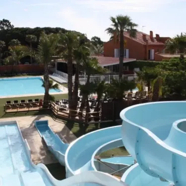 Camping Le Soleil Bleu : piscine et toboggan aquatique