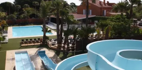 Camping Le Soleil Bleu : piscine et toboggan aquatique