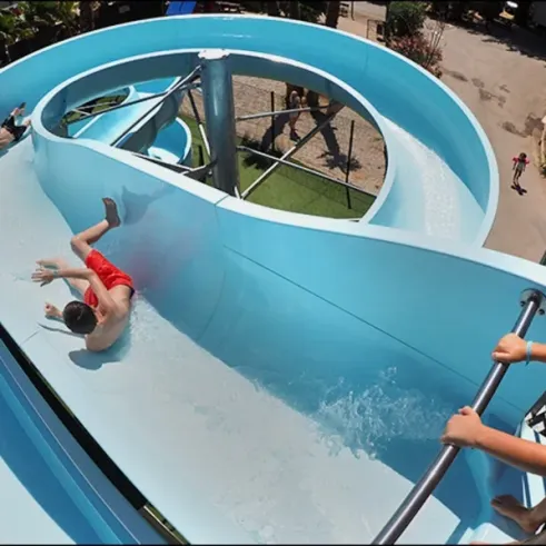 Camping Le Soleil Bleu : toboggan aquatique en cours