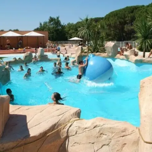 Piscine aquatique animée avec enfants et adultes dans la zone du Camping Oasis Village.