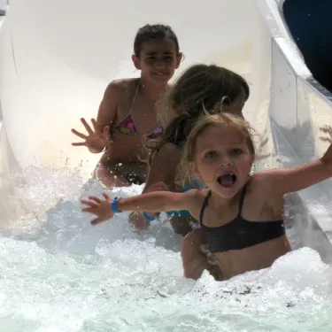 Enfants qui descendent une toboggan aquatique au Camping Bela Basque