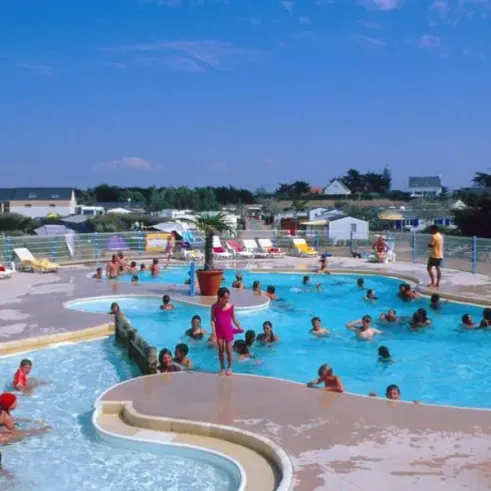Camping Les Paludiers - Piscine animée avec enfants et adultes