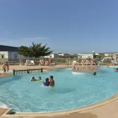 Piscine animée au Camping Les Paludiers avec enfants et adultes
