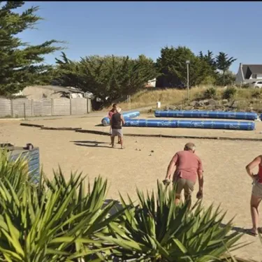 Plage du Camping Les Paludiers avec visiteurs jouant à la balle sur sable