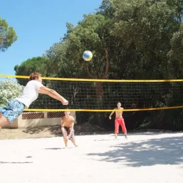 Jeux de volley-ball sur sable au Camping Parc Montana