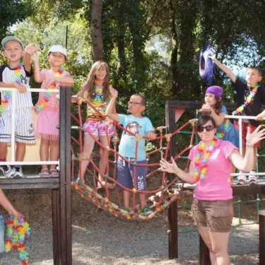 Enfants sur un parcours d'escalade au Camping Parc Montana