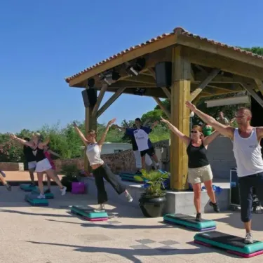 Atelier de step aerobics sous une pergola au Camping Parc Montana