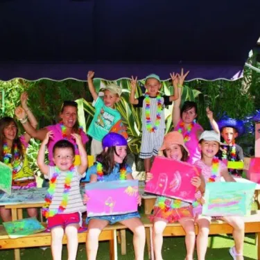 Enfants en tenue festive lors d'une activité artistique au Camping Parc Montana