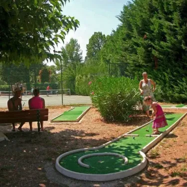 Camping Parc Montana - mini golf pour enfants et adultes en plein air