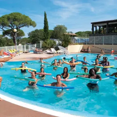 Camping Parc Montana : groupe faisant de l'eau avec des bouées dans la piscine.
