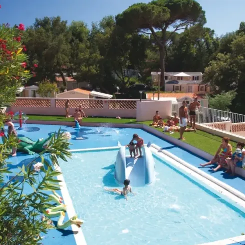 Piscine pour enfants avec toboggan et jouets aquatiques au Camping Parc Montana