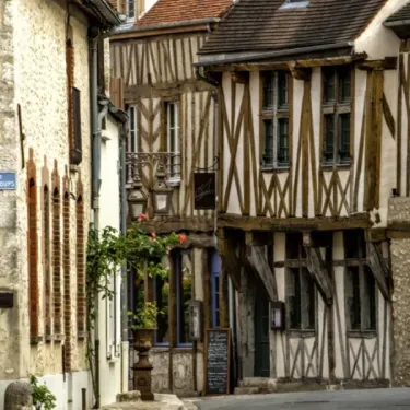 Rue historique avec maisons à colombage, près de Camping Le Bois d'Emeraude