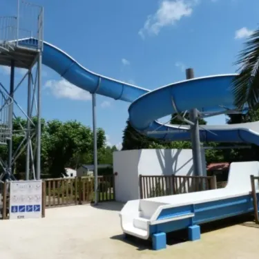Piscine avec toboggan bleu au Camping Bela Basque