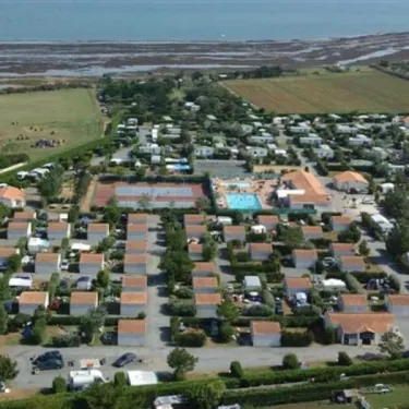 Photo aérienne du camping Les Ilates avec piscine et mobil-homes