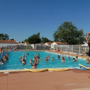 Camping Les Ilates : groupe faisant de l'exercice aquatique dans la piscine