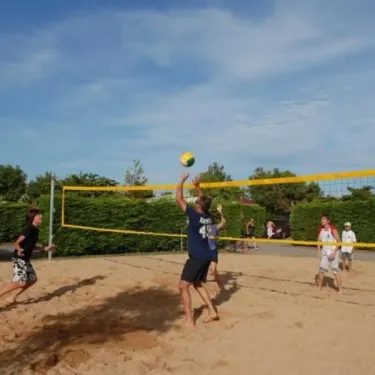 Jouer au volley-ball sur sable Camping Les Ilates