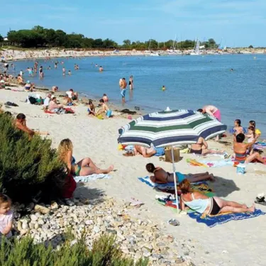 Camping Les Ilates : plage animée avec des visiteurs se baignant et se reposant sur le sable