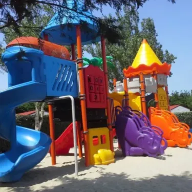 Parc d'attractions pour enfants au Camping Les Ilates
