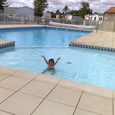 Enfant dans la piscine du Camping Résidence du Lac