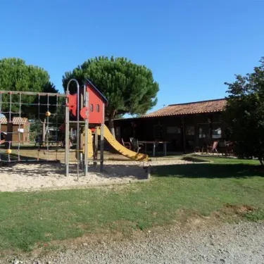 Structure de jeux avec toboggan au Camping Résidence du Lac