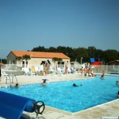 Groupes de personnes nageant dans la piscine du Camping Résidence du Lac