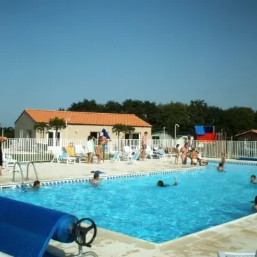 Groupes de personnes nageant dans la piscine du Camping Résidence du Lac