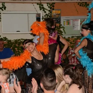 Dance festive avec des danseuses en plumes à Camping Beau Rivage