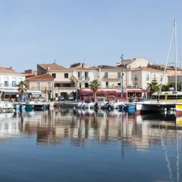 Camping Beau Rivage - port avec bateaux et maisons colorées reflétées dans l'eau