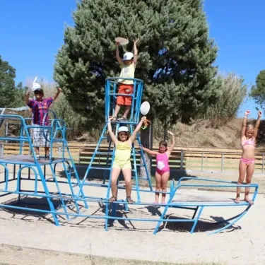 Enfants sur un parcours d'escalade en plein air à Camping Beau Rivage