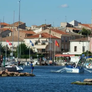 Photo camping Beau Rivage : vue du port avec voiliers et bâtiments.