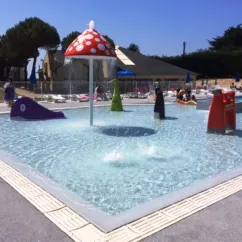 Piscine enfant avec fontaine champignon au Camping Bois d'Amour.